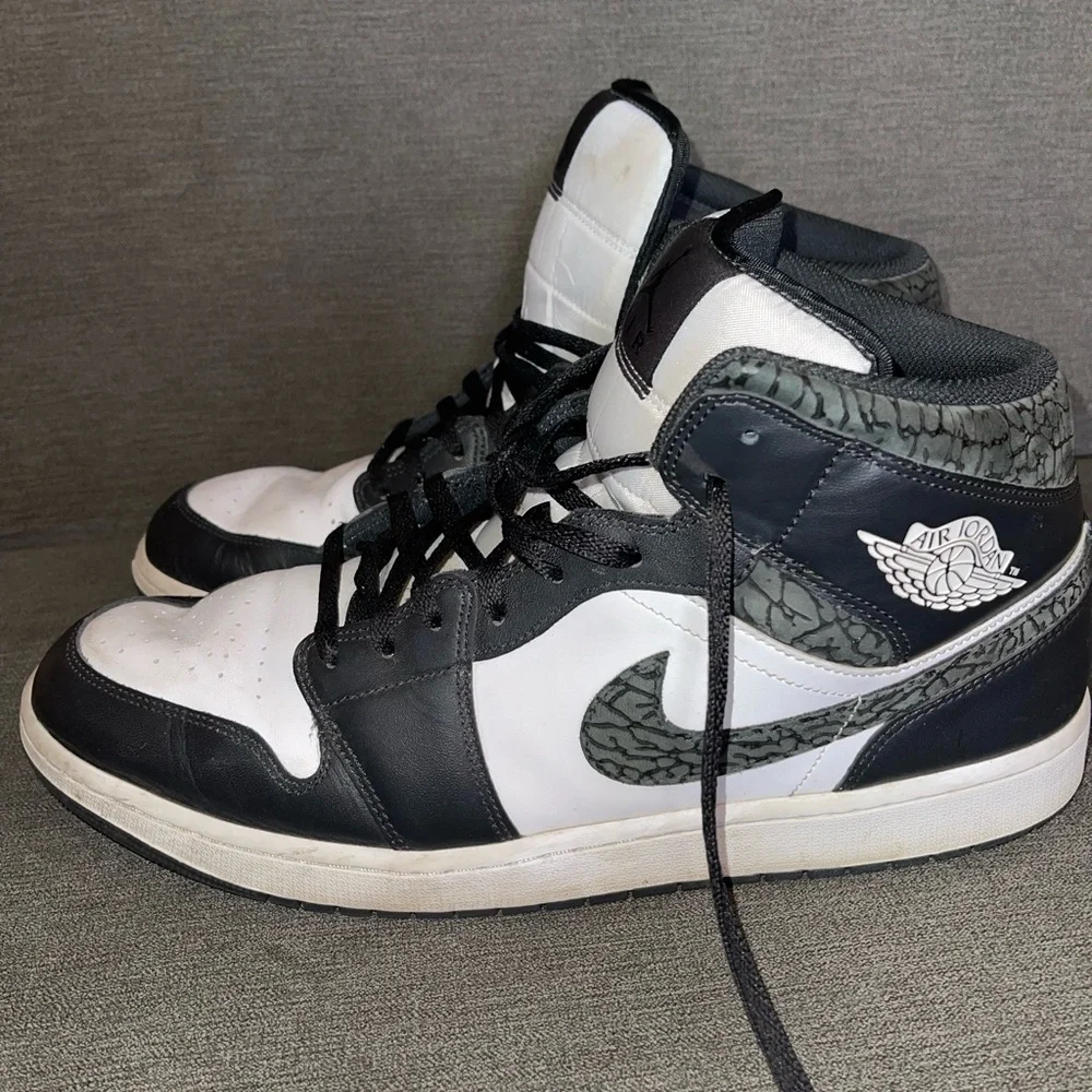 Nike Black and White High-Top Jordan 1 Sneakers with Crackle Pattern - Picture 4 of 6